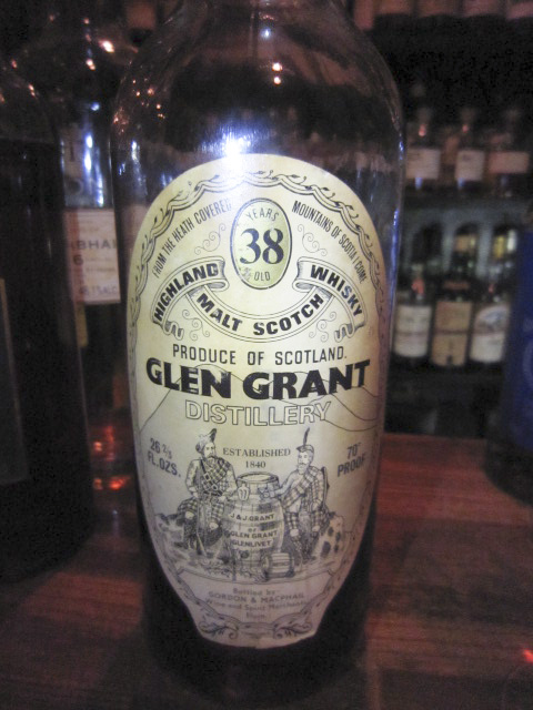 グレングラント　Glen Grant 38yo (70proof, G&M Licensed bottling, 26 2/3 FL.OZS)　Wine and Sprit Merchants Elgin表記